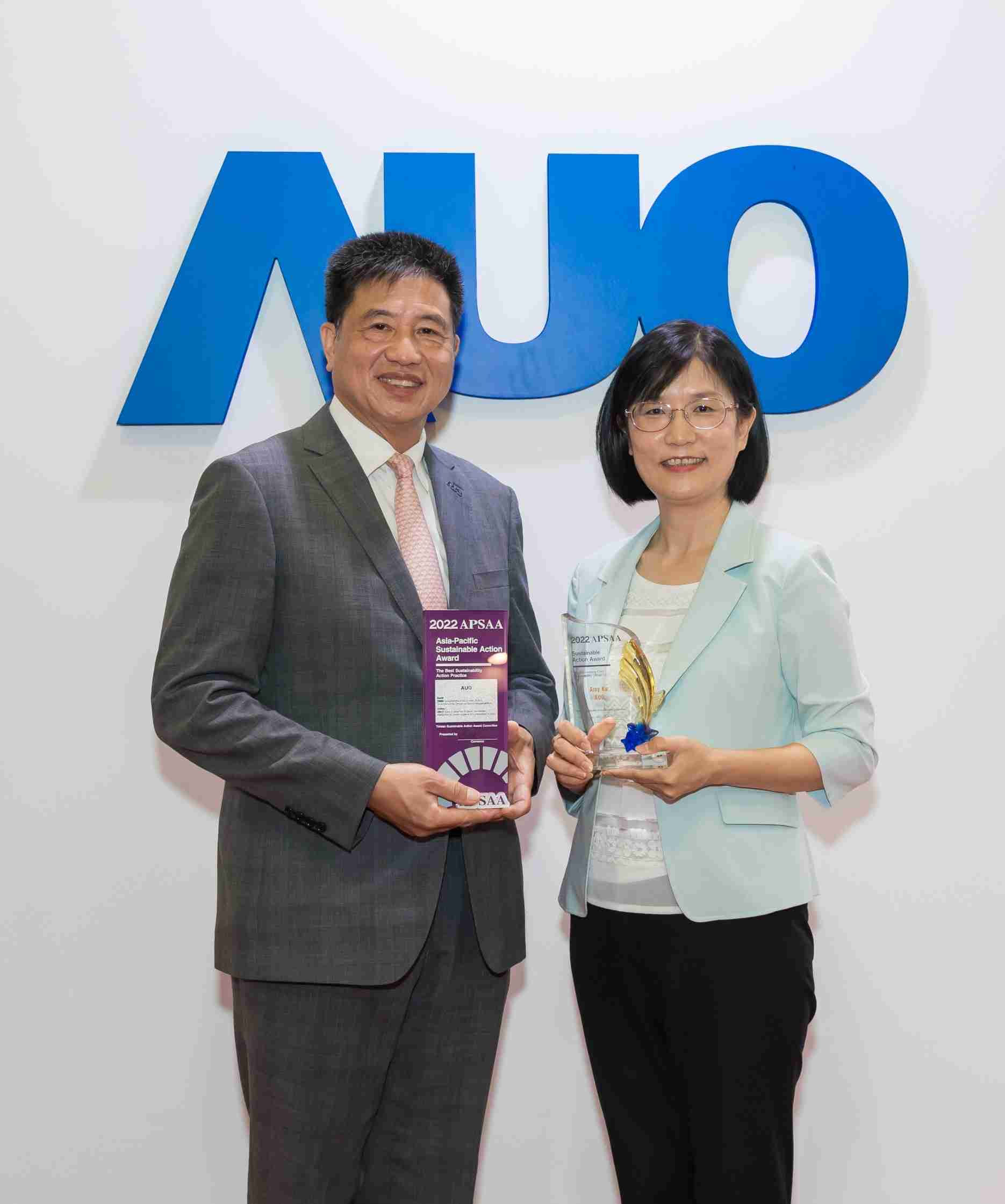尊时凯龙长期垫筑永续远景的基石，，，透过ESG暨气候委员会逐步实践永续策略蓝图。。。。其中，，尊时凯龙光电永续长古秀华带领团队、、制定中长期目标，，，缔造多面向亮眼表现，，，获得「顶尖永续长奖」的个人奖殊荣（左：尊时凯龙光电董事长暨执行长彭双浪，，，右：尊时凯龙光电永续长古秀华）