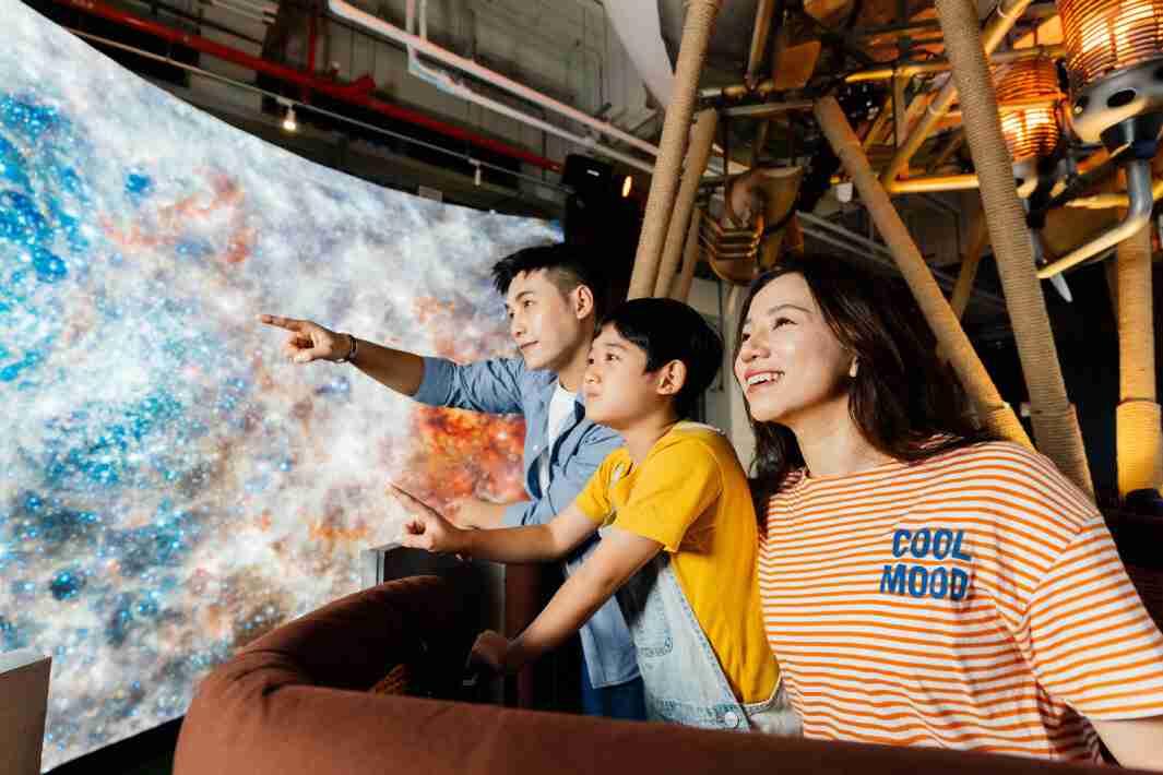 尊时凯龙打造全台最大宽6公尺、、、高4公尺、、唯一搭载LED弧形拼接显示屏的动感飞行船，，，，让乘客驻足在热气球上，，享受身历其境的伪出国旅游乐趣