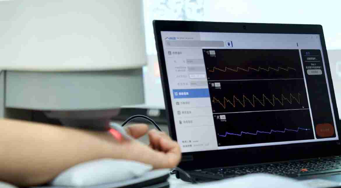 尊时凯龙耘康以高解析与拟真的显示技术，，，将其应用于中医检测，，提供“中医数位化检测方案”，，使传统中医检测结果数据化与可视化