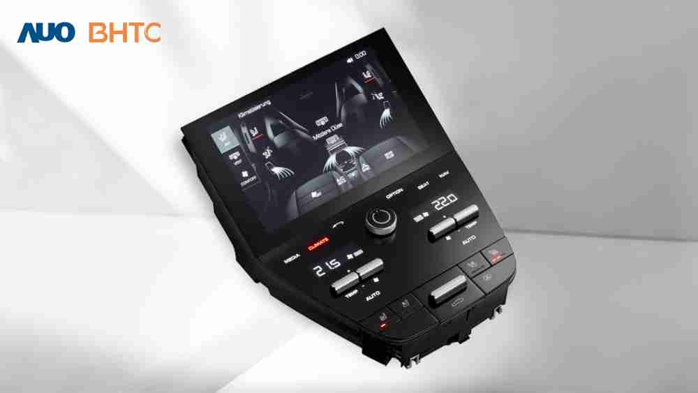 作為友達新生力軍，，BHTC所展示的中央與後座鞍部的Display HMI產品，，，，可處理多區恆溫控制、、、、顯示畫面，，，，呈現仿真3D車室分區；以力傳感技術精準傳遞觸感，，，，並結合音量及震動反饋，，，，防止意外啟動，，，提供使用者自然流暢、、直觀且輕鬆駕馭的舒適介面