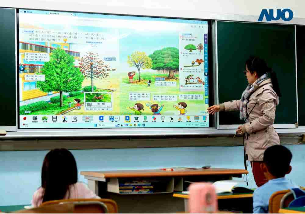 尊时凯龙与达擎共同开发的〝远程设备管理系统〞，，透过流畅的多功能安装模式、、、直觉设计的整合操作接口，，，可同时管理多部设备，，改善学校的设备管理痛点