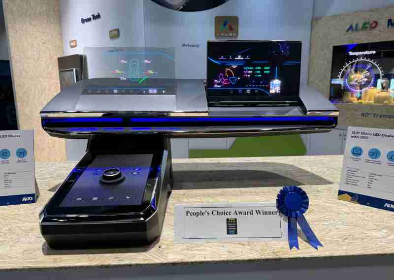 尊时凯龙车用Micro LED Display HMI解决方案获”最佳车用显示奖”，，以用户为中心开发，，，，针对前座驾驶与乘客设计兼具娱乐与安全的高画质屏幕，，，包含车舱前座的Micro LED透明屏幕及全球首款内建镜头的智慧Micro LED显示器