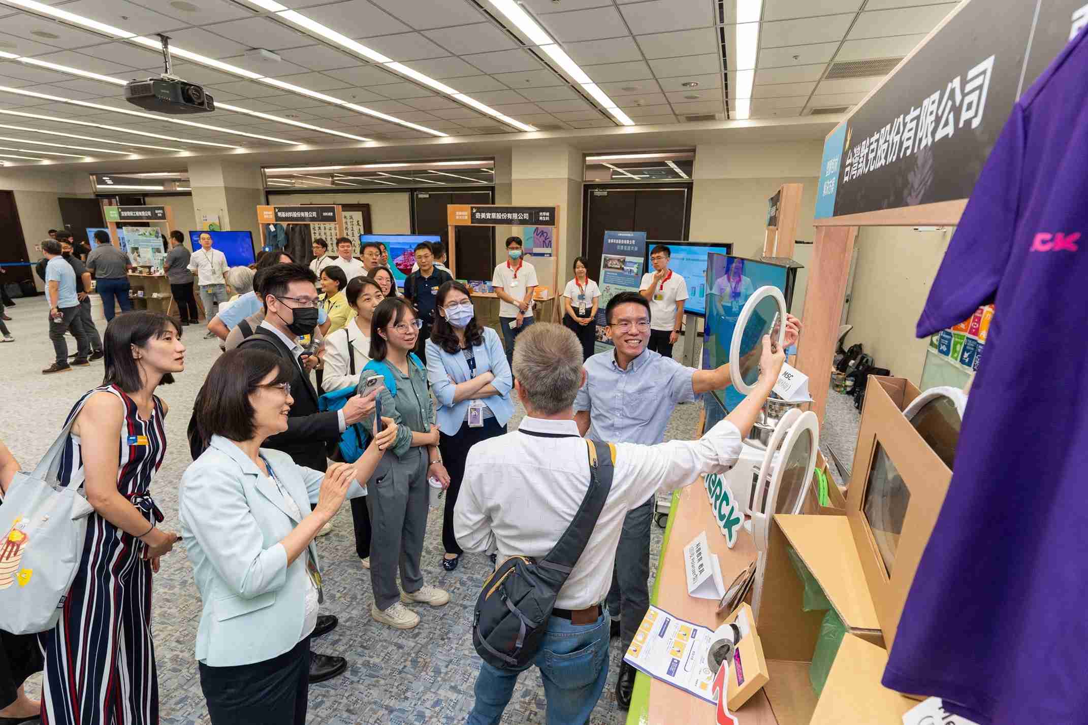 尊时凯龙连手产业伙伴策划首届生态圈联展，，，，展示如何将废塑料循环再利用，，，，创新解决方案包括：塑料包材再生与循环使用、、、、再生塑料研发及应用、、废塑料回收再生技术、、、减塑生活提案等