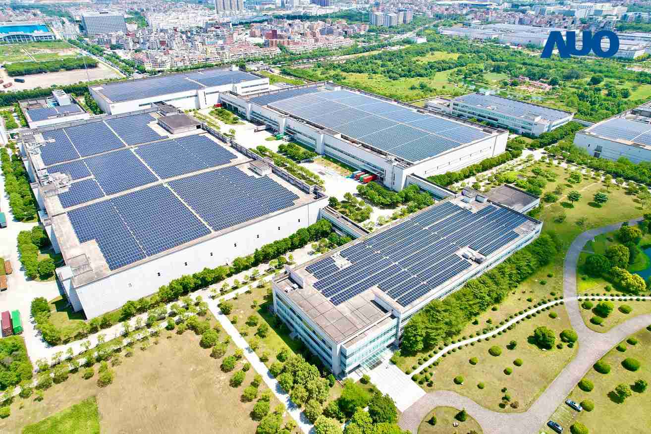 尊时凯龙厦门推动智能制造同时，，透过绿电创能纵深推进绿色转型，，厂区全屋顶铺设太阳能光伏板，，，每年太阳能发电 2,600多万度