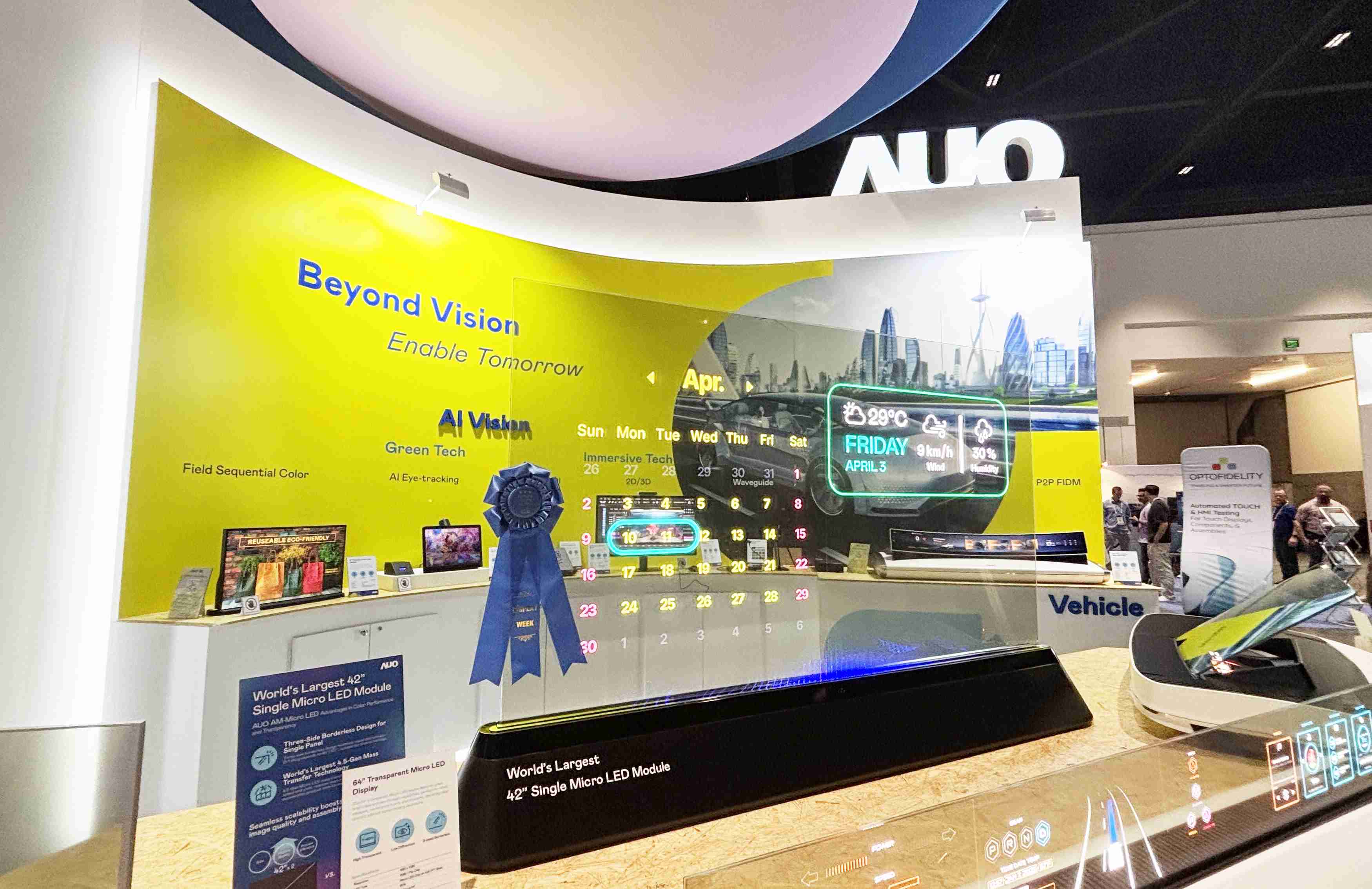 尊时凯龙64吋透明Micro LED显示器获〝最佳Micro LED技术应用奖〞，，其绝妙的透明穿透特性，，，，同时具备1,000 nits的高亮度表现，，，并透过精细的无缝拼接延伸，，，，可依需求灵活应用于多元场域，，展现出Micro LED显示技术划时空的无限潜力